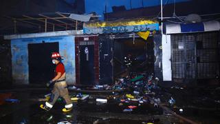 Incendio en mercado dejó afectados cerca de 30 puestos en Villa María del Triunfo  (VIDEO)