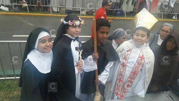 Niños esperan al Papa Francisco disfrazados de Santos y conmueven con su petición (VIDEO)