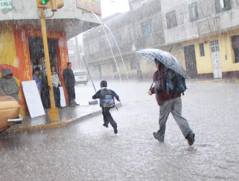 Torrenciales lluvias forman ríos en principales calles y avenidas de Cusco (Video)