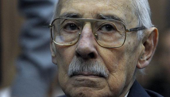 El ex general y dictador argentino (1976-81) Jorge Rafael Videla (L) asiste al inicio de su juicio en Buenos Aires el 28 de febrero de 2011 por el secuestro de 34 bebés nacidos en cautiverio. (Foto de JUAN MABROMATA / AFP)
