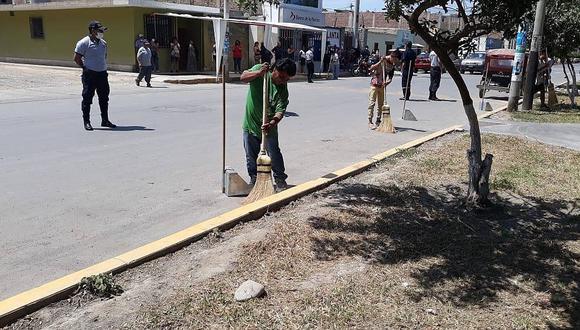 Detenidos por vulnerar la cuarentena obligados a limpiar las calles de Cartavio 