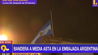 Embajada de Argentina en Lima colocó su bandera a media asta en señal de duelo por la muerte de Maradona