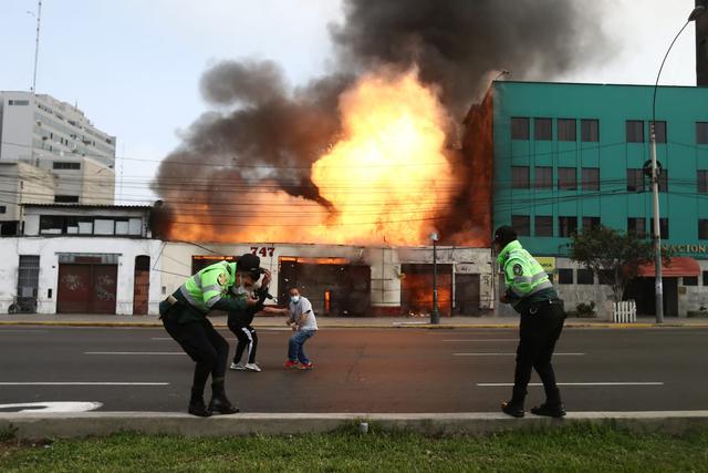Incendio en feria artesanal de la Av 28 de Julio, Cercado de Lima. Fotos Jesús Saucedo / @photo.gec