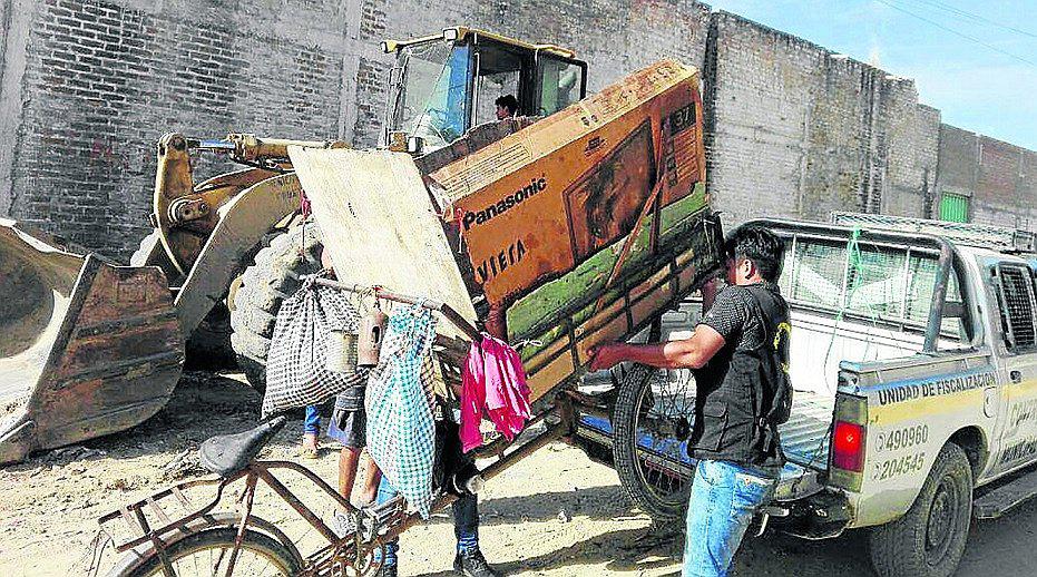 Intervienen y multan a tricicleros que arrojan desmonte en vía pública