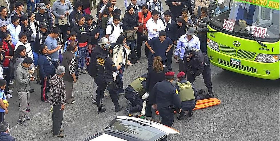 Bus de ruta 202 arrolla a mujer en una intersección de vías con semáforo 