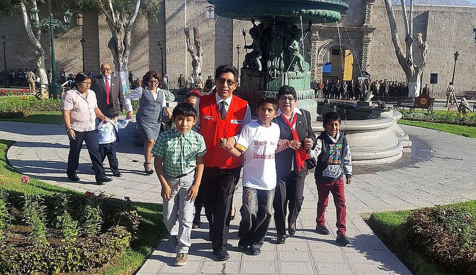 Autoridades conmemoran el Día del Niño Peruano en ceremonia cívica