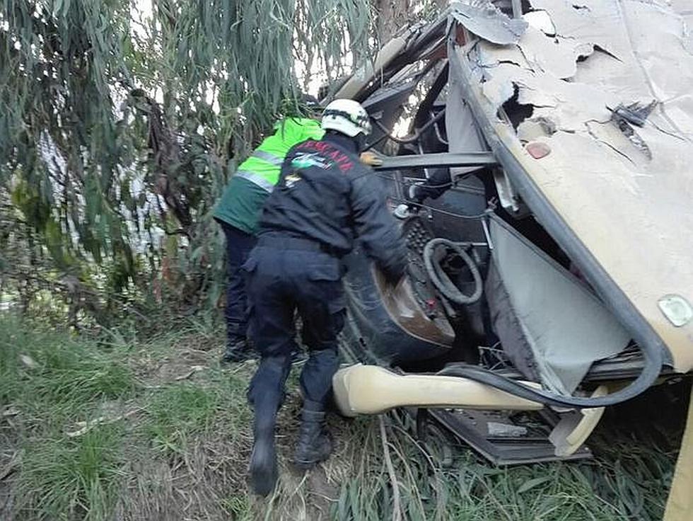 Así quedó el bus de la empresa Reyna luego de caer a un abismo de 20 metros (FOTOS Y VIDEO)