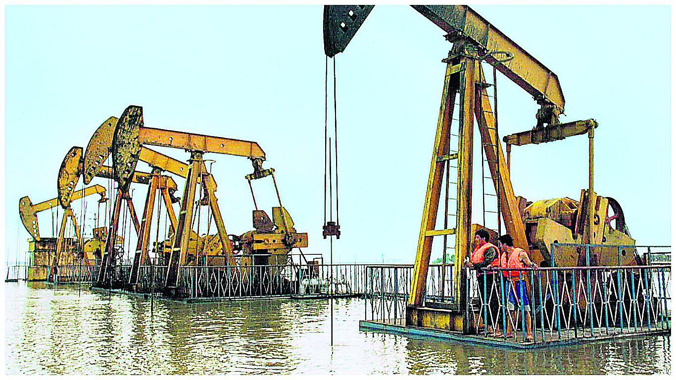 Producción petrolera disminuye cada mes con riesgo de paralizarse