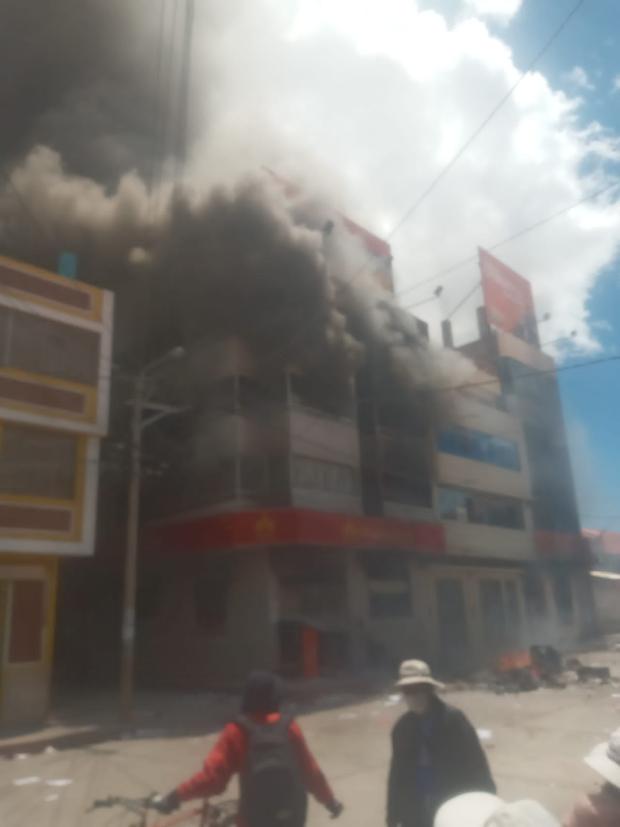 Dense smoke envelops the Caja Cusco building in the city of Ilave.  (Photo: Diffusion)