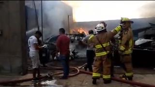 Bomberos luchan más de cuatro horas contra incendio que arrasó con dos almacenes en Chosica