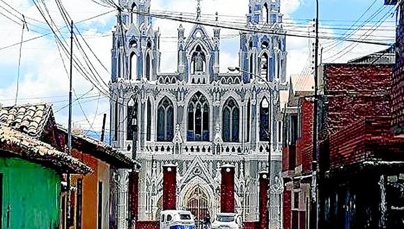 Réplica de Notre Dame existe en la ciudad de Jauja