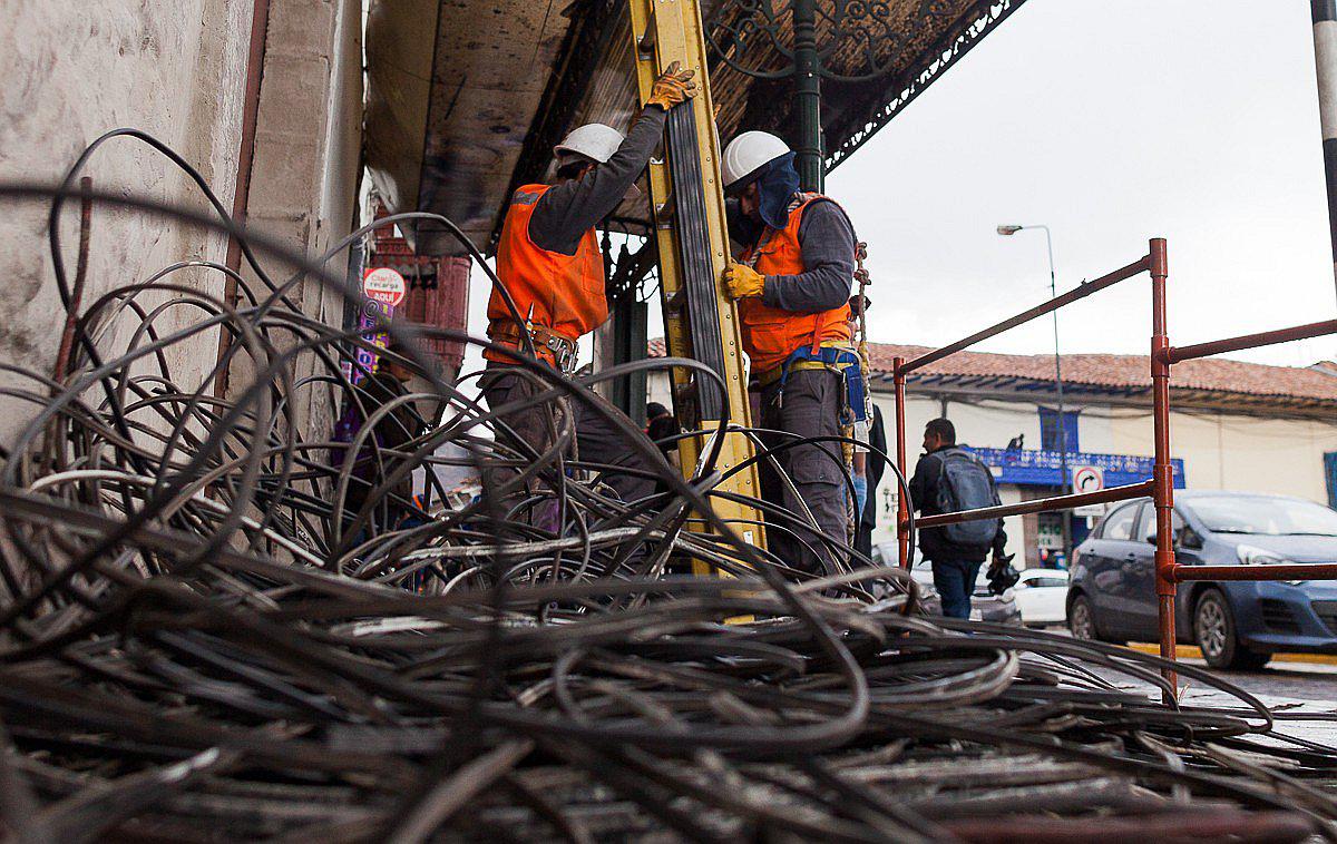 Retiran cinco toneladas de cableado aéreo de la Plaza Mayor del Cusco (FOTOS)