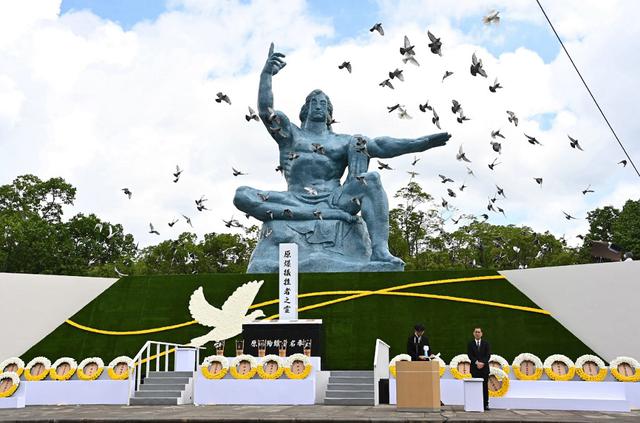 Palomas vuelan durante una ceremonia que marca el 75 aniversario del bombardeo atómico de Nagasaki, en el Parque de la Paz de Nagasaki. (JAPAN POOL VIA JIJI PRESS / JIJI PRESS / AFP)