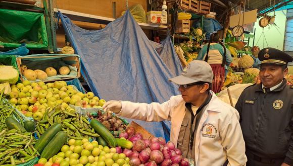 Especialista constata calidad de productos en mercados. Foto/Javier Calderón.