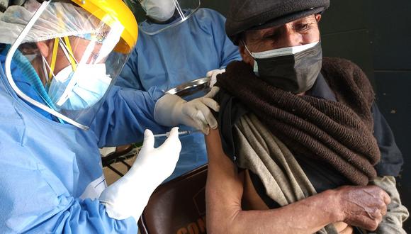 Vacunación a adultos mayores de Huancavelica avanza, pero en ciertos sectores existe demora.