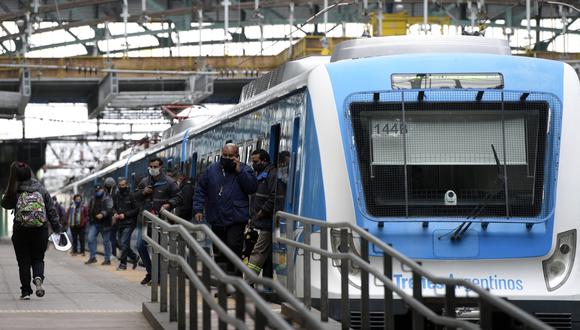 Los viajeros llegan a la estación de tren de Constitución, en Buenos Aires. (Foto por Juan MABROMATA / AFP)