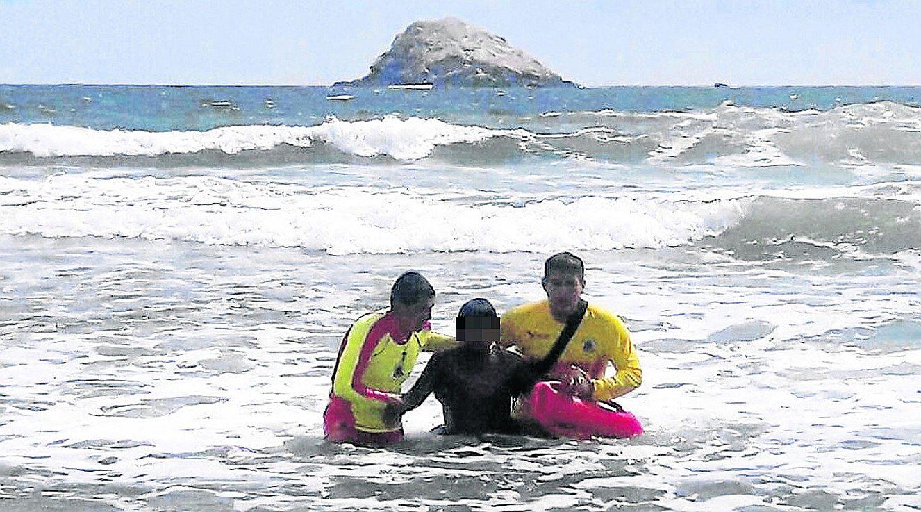 Chimbote: Rescatan a escolar que era arrastrado por las aguas de la playa de Santa