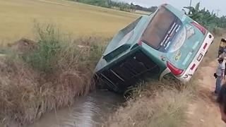 Tumbes: Trabajadores de empresa langostinera se salvan de morir tras la caída de ómnibus a un canal de regadío (VIDEO)