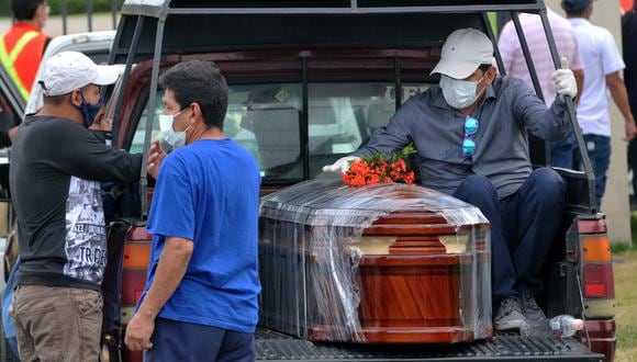 Familiares de una víctima del nuevo coronavirus COVID-19, llegan con el ataúd de su ser querido enfermo al cementerio de Paque de la Paz en Guayaquil, Ecuador. (Foto: AFP/José Sánchez)