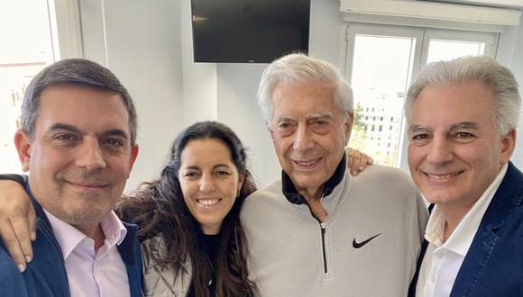 Mario Vargas Llosa se fotografía tras superar el coronavirus con sus hijos Gonzalo, Morgana y Álvaro. (@morganavll / Twitter).