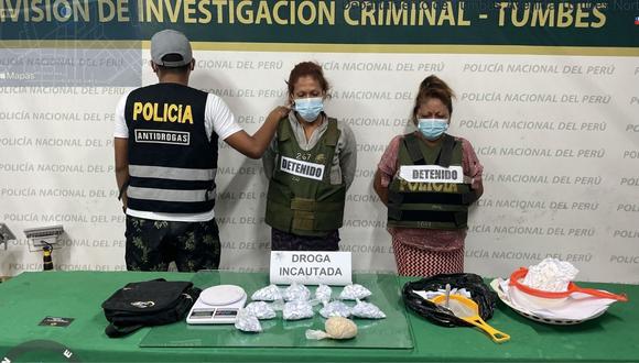 Denis Julia Ortega Osorio y Einer Snayder Luna Ortega junto a las sustancias ilícitas fueron llevadas a la sede policial. (FOTO: PNP)