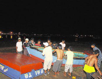 En Paita el mar se retiró varios metros y volvió con fuerza