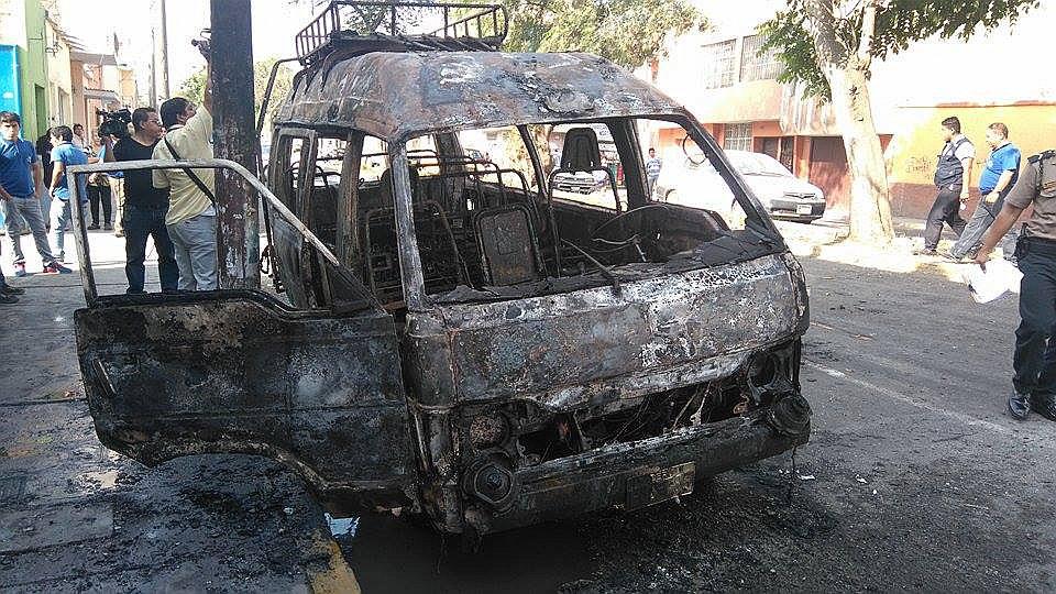 Trujillo: Extorsionadores incendian combi (Vídeo y fotos) 