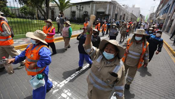 Sindicatos se movilizan por calles del centro de la ciudad. (Foto: Omar Cruz)