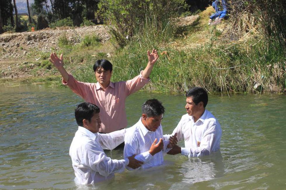 En riachuelo orates reciben bautizo cristiano (FOTOS)