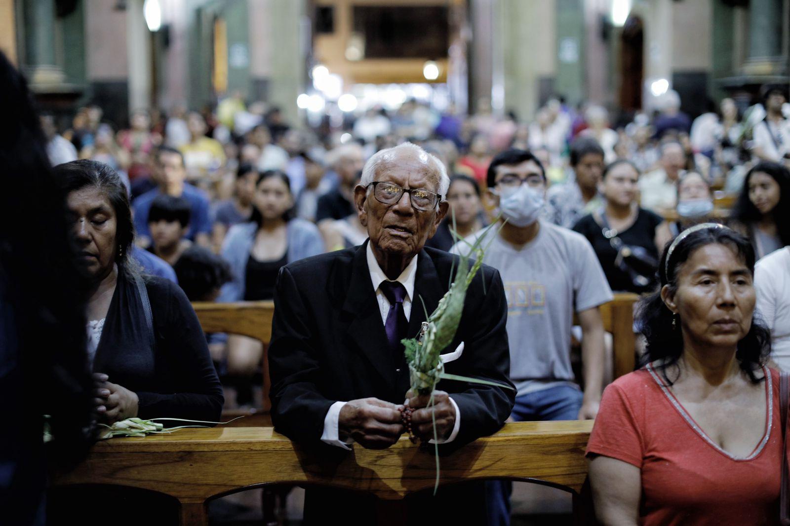 Fieles visitan Iglesias y pasean por el centro de Lima por Jueves Santo. Foto: Joel Alonzo/GEC