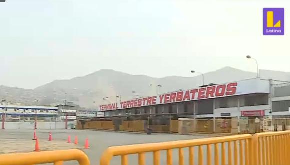 Ningún bus sale del terminal de Yerbateros en San Luis debido al paro de transportistas de carga pesada. Foto: Latina