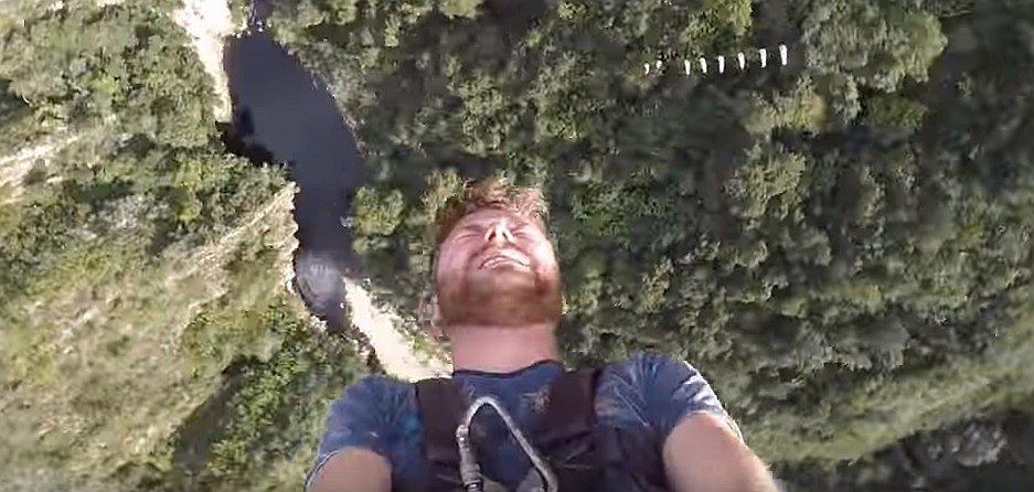 Youtube: Joven llora por perder su celular al hacer puenting (VIDEO)
