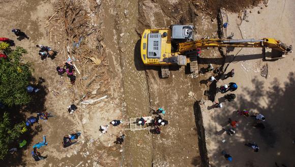 Vista aérea de los trabajadores municipales que trabajan en la zona afectada por un deslizamiento de tierra durante las fuertes lluvias en Las Tejerias, estado Aragua, Venezuela, el 14 de octubre de 2022. (Foto de Federico PARRA / AFP)