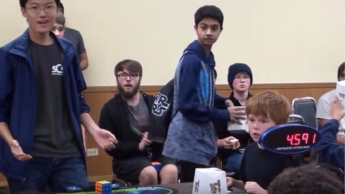 YouTube: Surcoreano bate récord mundial en armar cubo de Rubik (VIDEO)