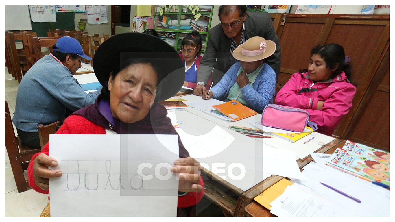 Julia, la mujer que aprendió a escribir su nombre por primera vez a los 70 años (VIDEO) 