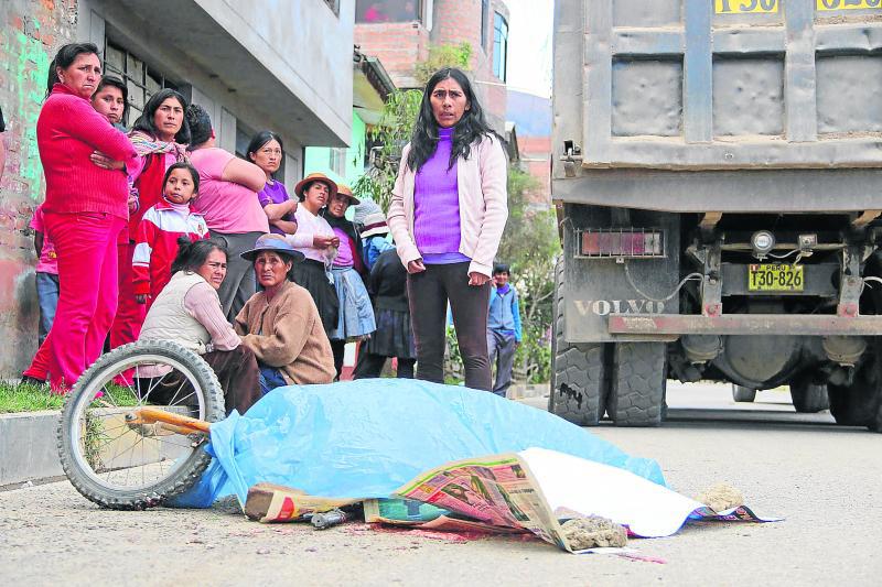Volvo aplasta a niño de 4 años frente a su hermano