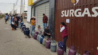 Tacna: Familias hacen cola de cinco horas para comprar un balón de gas