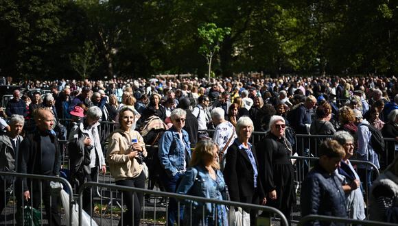 Los miembros del público hacen cola en Southwark Park, mientras esperan en fila para presentar sus respetos a la difunta reina Isabel II, en Londres el 16 de septiembre de 2022. (Foto: Marco BERTORELLO / AFP)