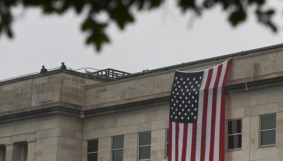 Agentes de seguridad miran desde el techo del Pentágono, en Washington, DC, el 11 de septiembre de 2022. (Foto de ROBERTO SCHMIDT / AFP)