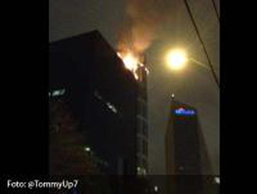 Video: Incendio consume último piso de Torre Wiese de San Isidro