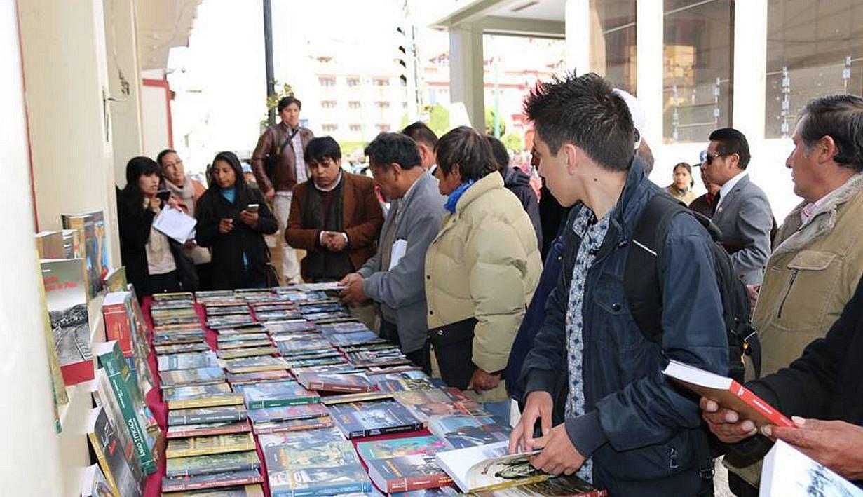 Equipan con libros el Cendoc del Gobierno Regional de Puno
