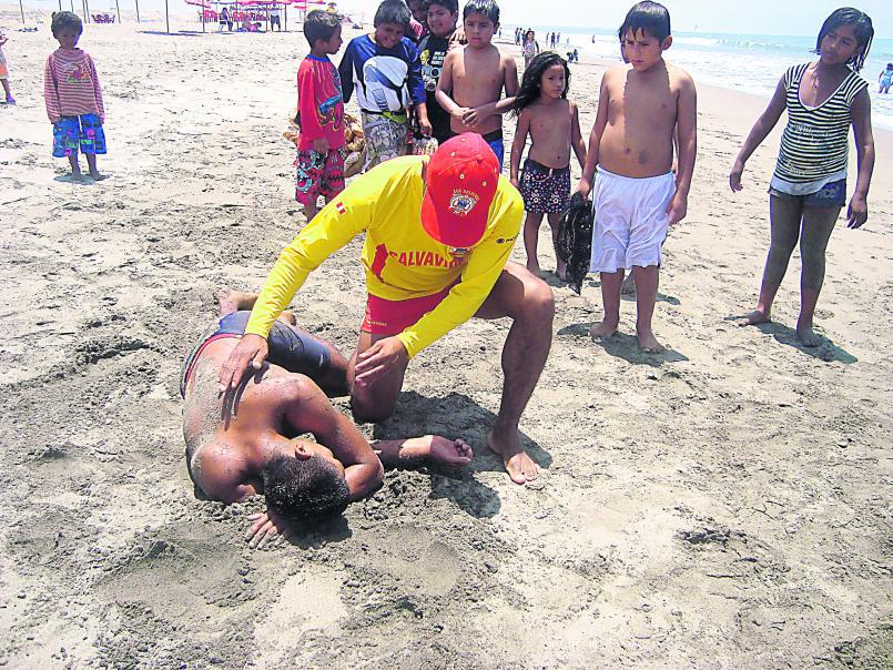 Marea alta arrastra a veraneantes de Chincha