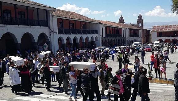 Restituyen a familiares restos de 14 personas desaparecidas durante violencia en Ayacucho