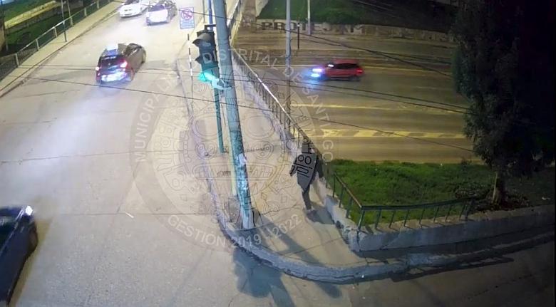 Cámaras captan momento en que hombre se lanza desde puente en Cusco (VIDEO)