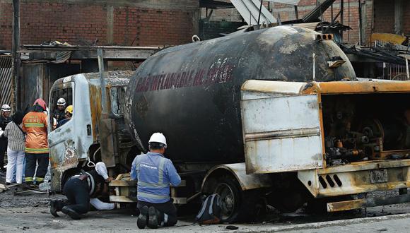 Tras pasar por un desnivel demasiado alto, el camión, que iba con la válvula del tanque abierta, sufrió una fuga incontrolable de gas. (Gonzalo Córdova)