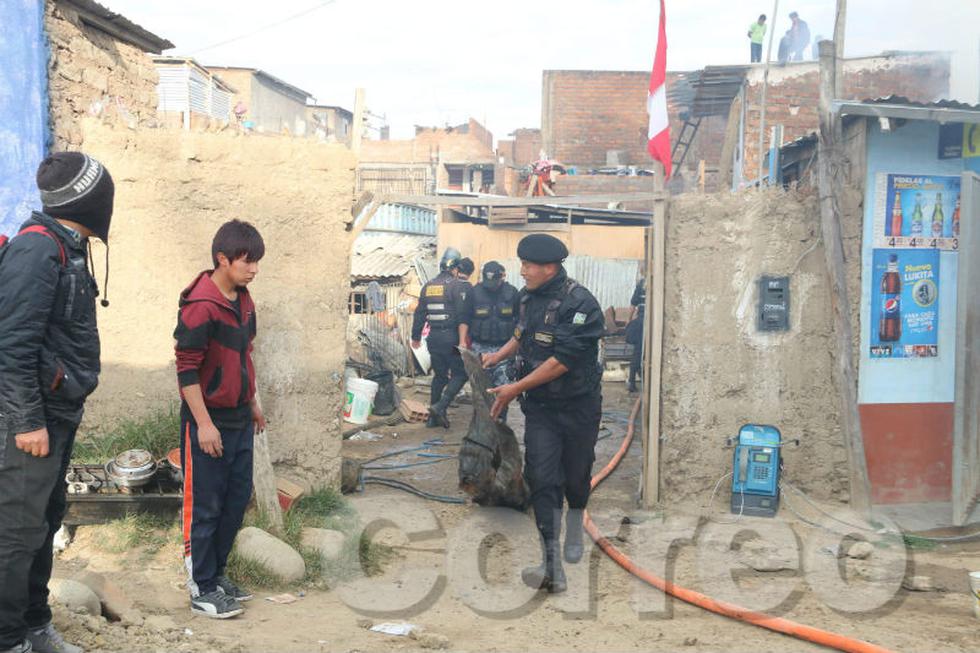 Voraz incendio consume local de reciclaje y molino de granos 