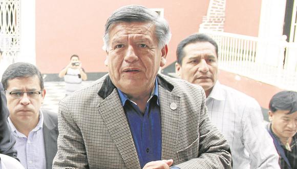 El candidato Cesar Acuña admite que usó textos de autores y no los citó