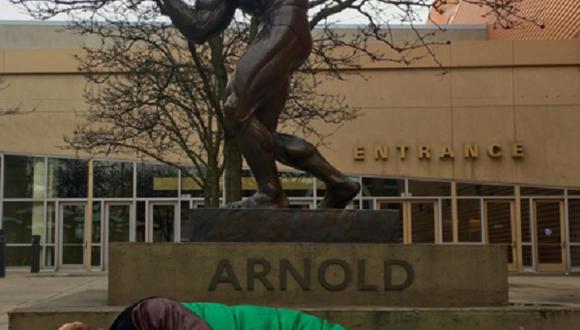 ​Arnold Schwarzenegger se hace pasar por mendigo y duerme bajo su propio monumento