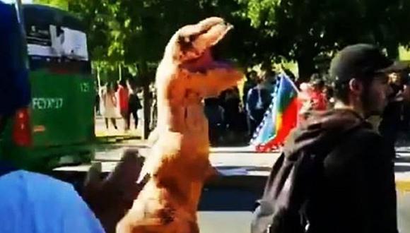 Soldado atropelló a icónico dinosaurio de las marchas en Viña del Mar |  MISCELANEA | CORREO
