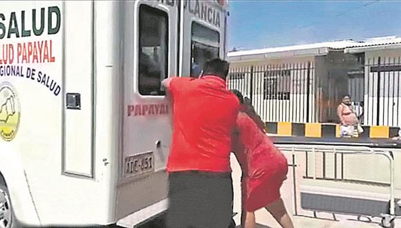 Paciente fallece al no poder ser sacado de ambulancia debido a que la puerta se trabó (VIDEOS)